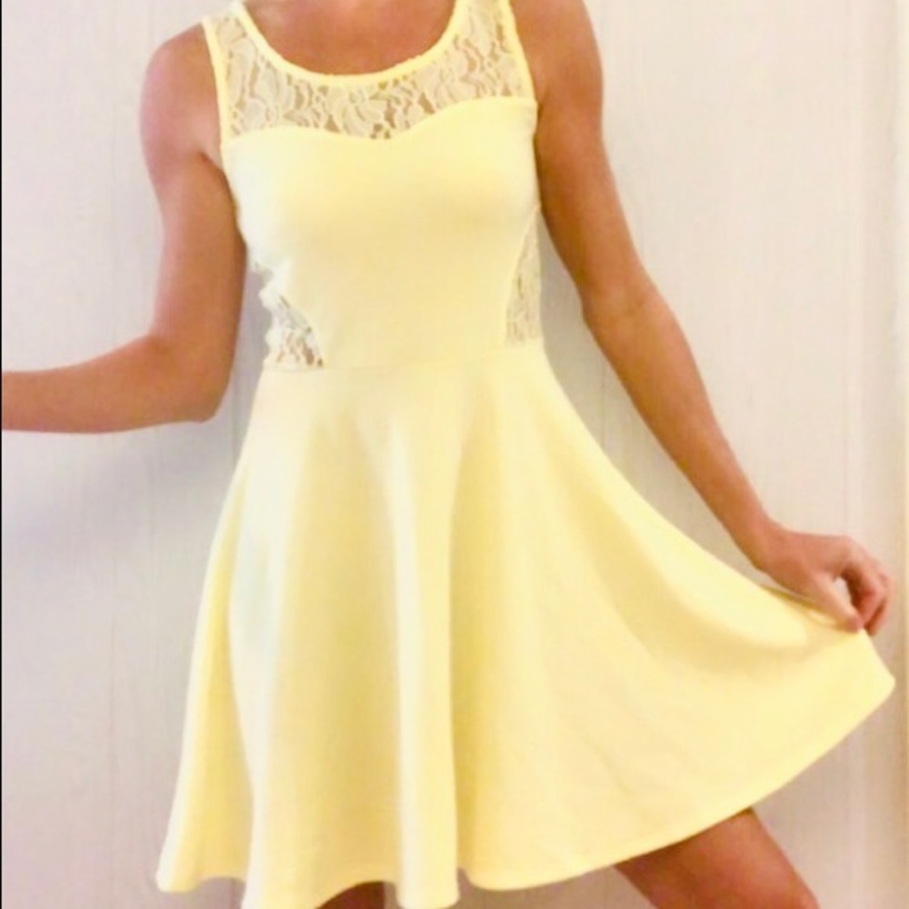 🦩🌝Soprano light yellow flirty sundress w/ lace🌞